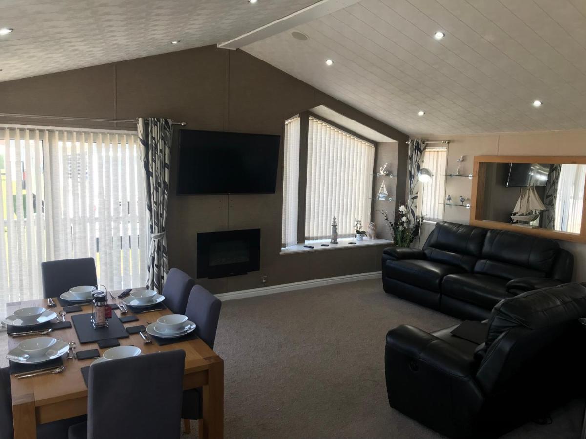 Hot Tub Accommodation North Wales Lodge リル エクステリア 写真