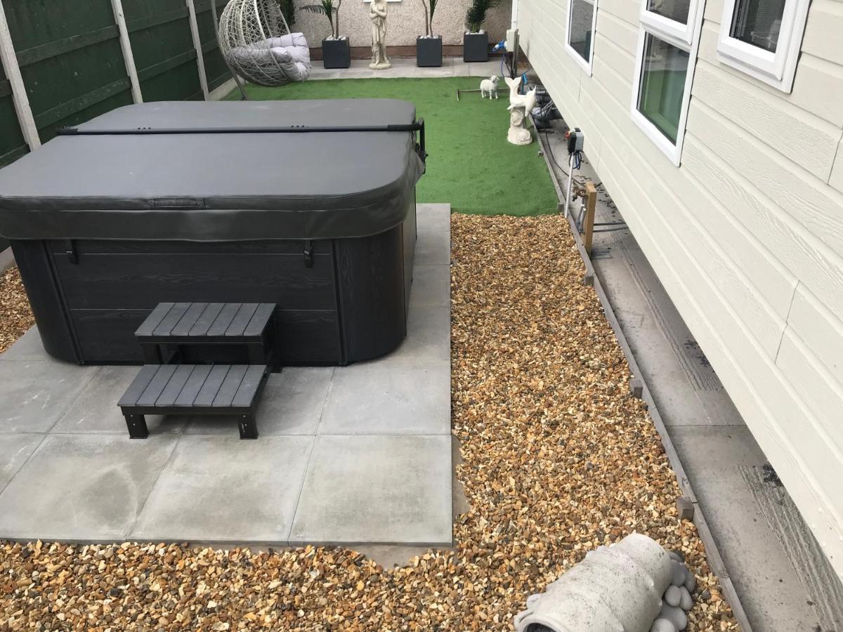 Hot Tub Accommodation North Wales Lodge リル エクステリア 写真